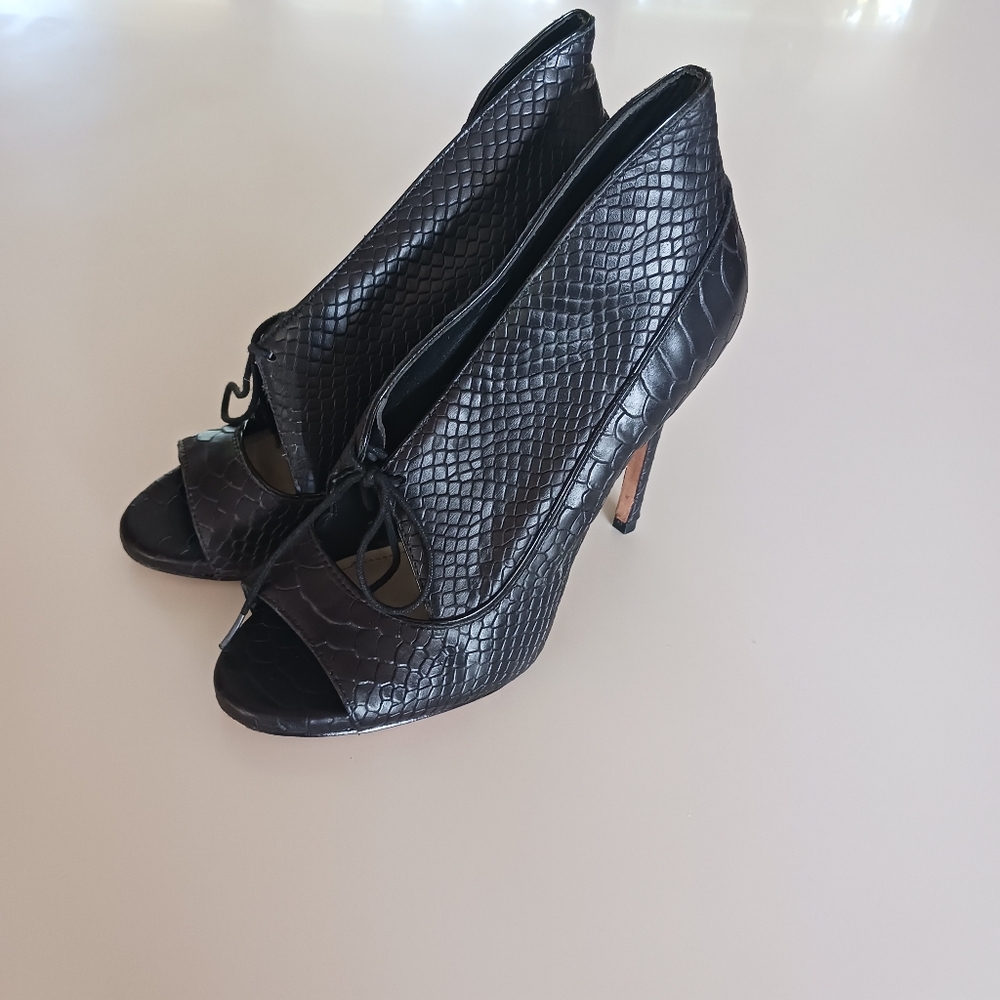 Pour la victoire black vika heels size us 8